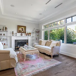 Elegant Spacious Retreat Modern Amenitie Holiday home